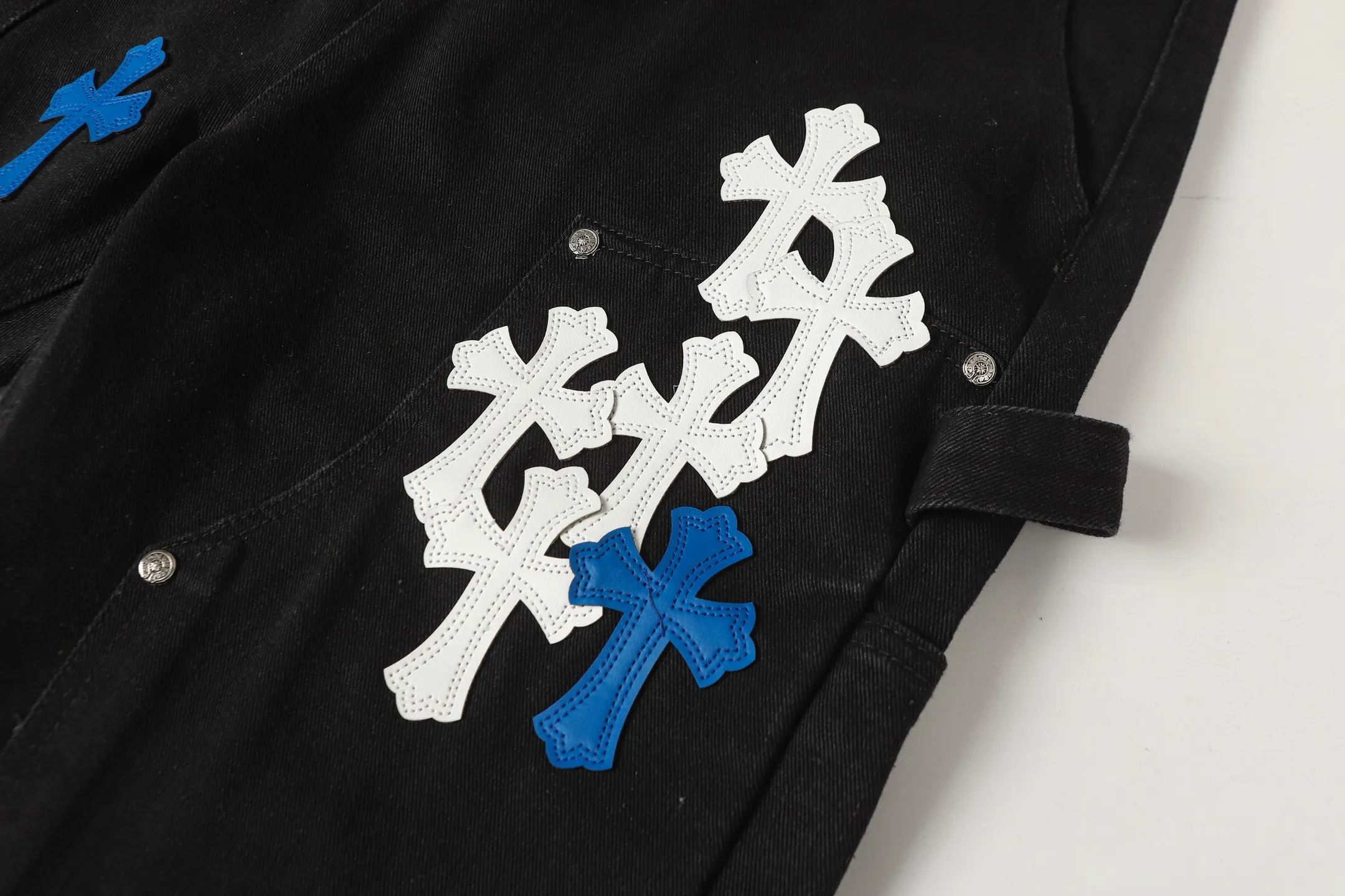 P280   跨境跑量款 追求质量请勿下单 -Chrome Hearts/克罗心十字架✝️贴皮绣洗水牛仔裤长裤休闲裤  -高克重高密度高品质 毛料柔软细腻亲肤 触感软糯丝滑 保暖性亲肤性极佳  -定织定染无色差 无论面料还是做工细节 碾压市面普通版本 -五金拉链辅料均为定制 细节满满  -Colour：洗水黑-Size: 28 30 32 34 36